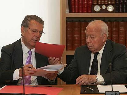 Javier Godó, a la izquierda, y Jesús de Polanco, durante la firma del acuerdo.