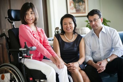 Arya Singh, a la izquierda, junto a sus progenitores Loren Eng y Dinakar Singh en su casa de Nueva York