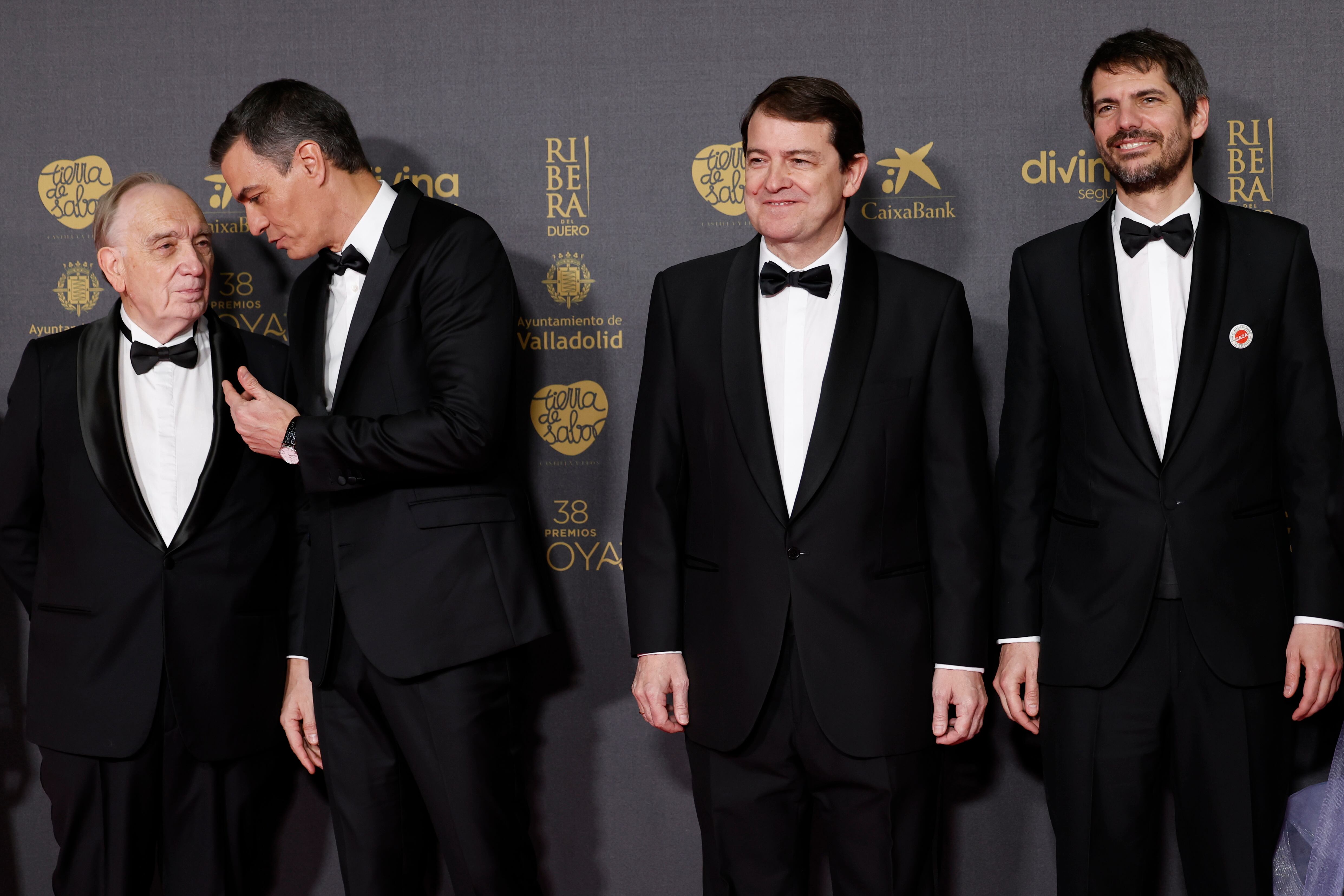 El presidente del Gobierno, Pedro Sánchez (segundo por la izquierda), junto al presidente de la Junta de Castilla y León, Alfonso Fernández Mañueco (segundo por la derecha); el ministro de Cultura, Ernest Urtasun (a la derecha) y el director de la Academia del Cine, Fernando Méndez-Leite (a la izquierda) posan a su llegada a la ceremonia.