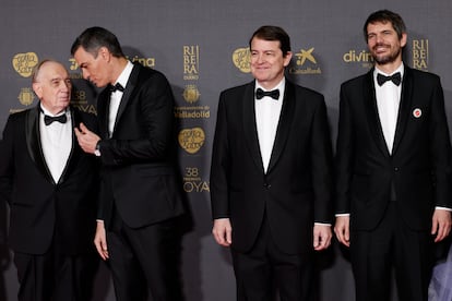 From left to right, the president of the Film Academy, Fernando Méndez-Leite, the president of the Government, Pedro Sánchez, the president of the Junta de Castilla y León, Alfonso Fernández Mañueco and the Minister of Culture, Ernest Urtasun at the gala of the Goya, last February 10 in Valladolid. 
