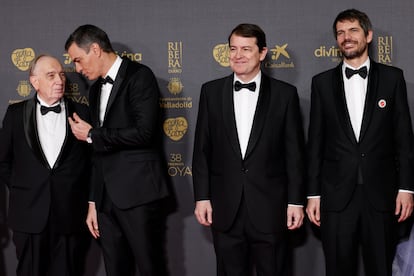 De izquierda a derecha, el presidente de la Academia del Cine, Fernando Méndez-Leite, el presidente del Gobierno, Pedro Sánchez, el presidente de la Junta de Castilla y León, Alfonso Fernández Mañueco y el ministro de Cultura, Ernest Urtasun en la gala de los Goya, el pasado 10 de febrero en Valladolid. 