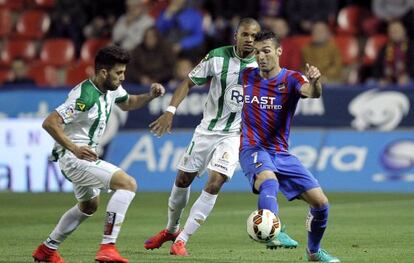 Barral, ante dos jugadores del Córdoba.