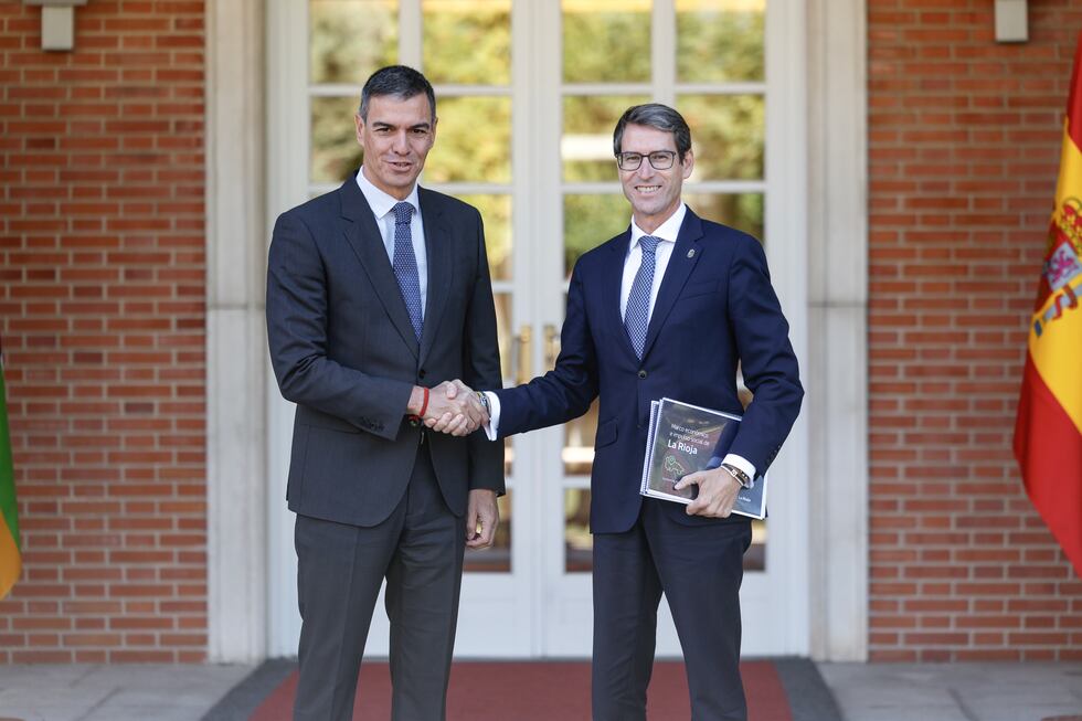 El jefe del Gobierno, Pedro Sánchez, recibe al presidente de La Rioja, Gonzalo Capellán, este viernes en La Moncloa.