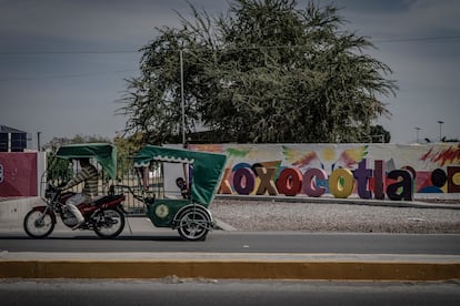 Un mototaxi en la vía principal del municipio. Desde 2017, Xoxocotla es independiente y ya no depende de Puente de Ixtla. 