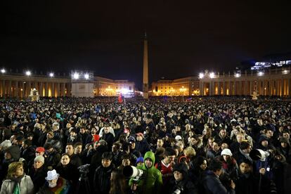 Miles de personas esperan el resultado de la primera votación en la plaza de San Pedro en el Vaticano.