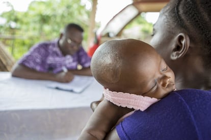 Una vez al mes, personal sanitario visita los poblados de Benín y se procede a la identificación de lesiones de piel de aquellas personas que lo soliciten. 