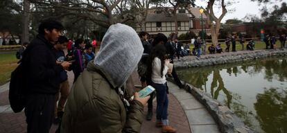 Un grupo de jóvenes y adolescentes juega a Pokemon Go en el parque El Olivar de Lima (Perú).