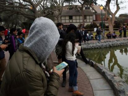 Un grupo de jóvenes y adolescentes juega a Pokemon Go en el parque El Olivar de Lima (Perú).