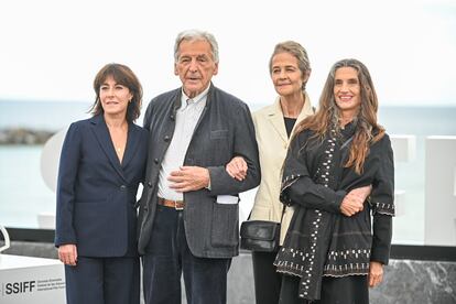 Costa Gavras, with three of the actresses from his film: from left, Marilyne Canto, Charlotte Rampling and Angela Molina, in San Sebastian.