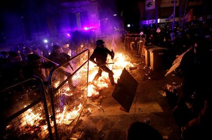 Polícia avança sobre barricadas montadas por manifestantes em Barcelona em 15 de outubro, depois do anúncio da sentença sobre o processo independentista da Catalunha. O Tribunal Supremo impôs penas entre 9 e 13 anos de prisão para os nove líderes independentistas catalães condenados por sedição. O ex-vice-presidente do Governo da Catalunha Oriol Junqueras foi condenado à pena mais alta, 13 anos, por sedição e malversação como crime acessório (quando um delito é um meio necessário para que outro seja cometido).