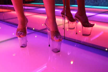 Detalle de unos zapatos de una mujer que ejerce la prostitución.