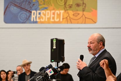 Oscar Leeser, alcalde de El Paso, en la presentación este miércoles de un refugio temporal para migrantes inaugurado en una escuela de educación secundaria en desuso a las afueras de la ciudad tejana.