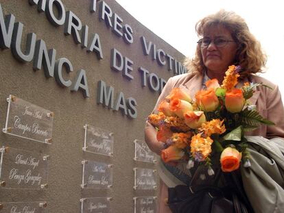 Una mujer participa en 2006 de un acto realizado en memoria de los 33 presos muertos un año antes en un incendio en el penal argentino de Magdalena.