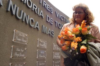 Una mujer participa en 2006 de un acto realizado en memoria de los 33 presos muertos un año antes en un incendio en el penal argentino de Magdalena.