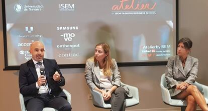 David Luquin, director de Atelier by ISEM; Teresa Sádaba, directora de ISEM, centro de la Universidad de Navarra y Coro Saldaña, Iberia Fashion Lead de Accenture, durante la presentación del proyecto esta mañana.