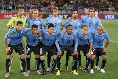 Alineación de Uruguay ante Francia en el debut mundialista. De pie, a la izquierda, el portero charrúa Fernando Muslera