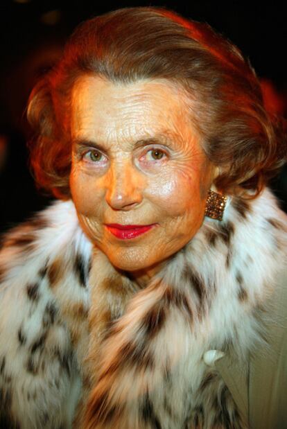Liliane Bettencourt, principal accionista de L'Oréal. Abajo, Eric Woerth, ministro de Trabajo francés, junto a su mujer.