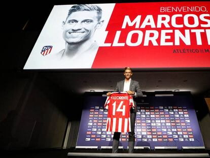 Marcos Llorente posa con la camiseta del Atlético.