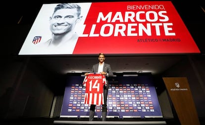 Marcos Llorente posa con la camiseta del Atlético.