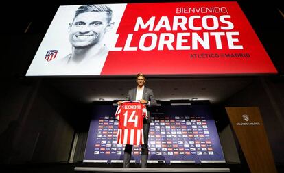 Marcos Llorente posa con la camiseta del Atlético.