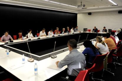 Un momento de la reunión celebrada ayer en Vitoria entre representantes de Asuntos Sociales y de los Ayuntamientos.