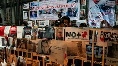 Imágenes de algunos de los periodistas mexicanos asesinados durante una concentración de protesta frente a la Secretaría de Gobernación en Ciudad de México, el día 25 de enero.