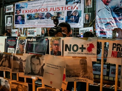 Imágenes de algunos de los periodistas mexicanos asesinados durante una concentración de protesta frente a la Secretaría de Gobernación en Ciudad de México, el día 25 de enero.