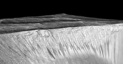 Las rayas estrechas oscuras que emanan de las paredes del cráter Garni, en Marte, son una muestra más de que el planeta rojo tiene agua líquida y que, en esas condiciones, podría albergar algún tipo de vida, según un estudio publicado por varios científicos este lunes en la revista 'Nature Geoscience'.