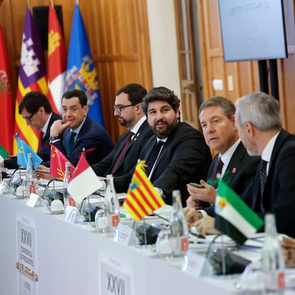 SANTANDER, 13/12/2024.- Los presidentes de Cataluña, Salvador Illa; Andalucía, Juanma Moreno; Asturias, Adrián Barbón; Murcia, Fernando López Miras, Castilla-La Mancha, Emiliano García Page y Aragón, Jorge Azcón (i a d), durante la XXVII Conferencia de Presidentes que se celebra este viernes en el Palacio de la Magdalena de Santander. EFE/ Javier Etxezarreta
