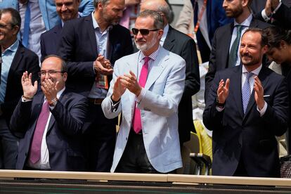 El rey Felipe VI (centro), acompañado del ministro de Deportes Miquel Iceta (izquierda) y del príncipe Haakon de Noruega (derecha), aplaude un golpe ganador de Nadal desde las gradas de la pista central de Roland Garros, en el Bois de Boulogne.