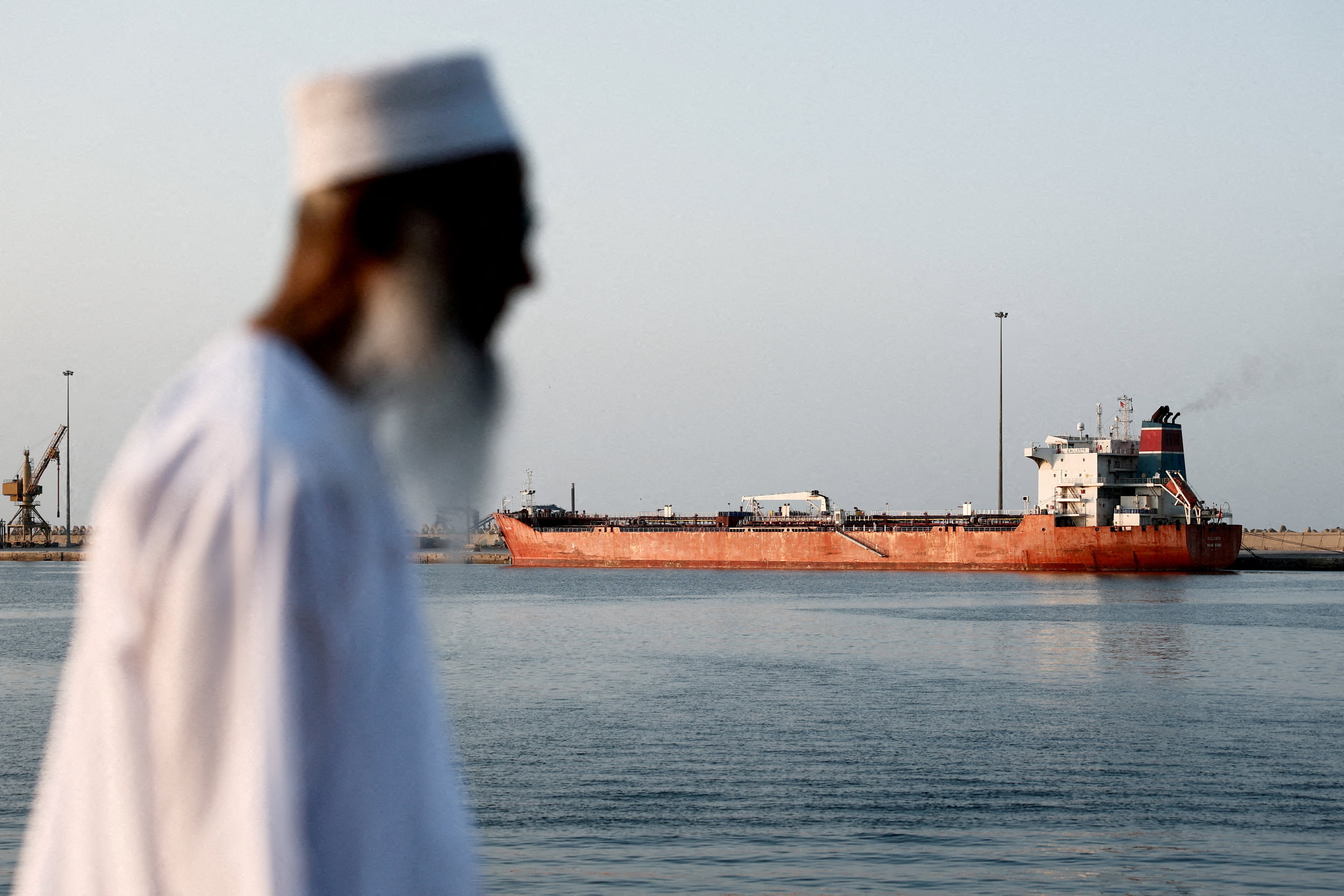 El estrecho de Ormuz cumple una semana sin ataques de Irán, pero los barcos cruzan a cuentagotas