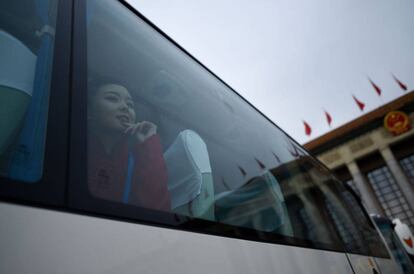 Una mujer en el interior de un autobús frente al Gran Salón del Pueblo antes de una reunión en el Congreso Nacional del Pueblo, el 7 de marzo de 2018.