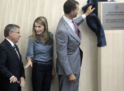 El rector de la Universitat de València, Francisco Tomás, ayer, con los Príncipes de Asturias en la inauguración del parque científico.