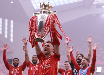 Diogo Jota levanta el trofeo de la Premier League, en 2025.