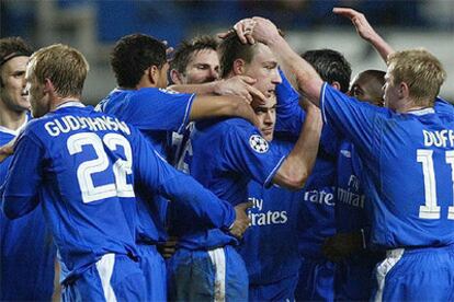 Los jugadores del Chelsea se abrazan al capitán, John Terry, tras marcar el gol de la victoria ante el Barça.