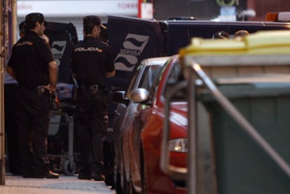 La policía retira los cuerpos de los hermanos fallecidos ayer en el barrio de Monte Alto en A Coruña.