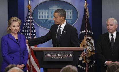 El presidente de EE UU, Barack Obama, durante la rueda de prensa para explicar el tratado Nuevo START. A su izquierda,
la secretaria de Estado, Hillary Clinton, y el de Defensa,
Robert Gates.