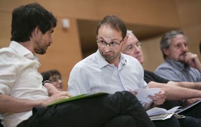 Joan Herrera, en el centro, en un acto en 2014.