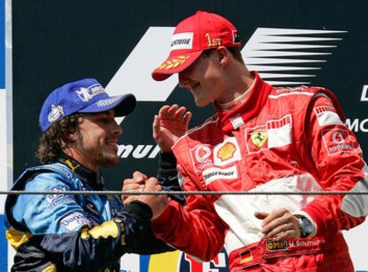 Alonso saluda a Schumacher tras el Gran Premio de San Marino de 2006.