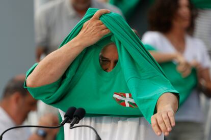 El presidente del PNV, Andoni Ortuzar, se colocaba el viernes una camiseta con la ikurriña durante el mitin de fin de campaña en Bilbao.