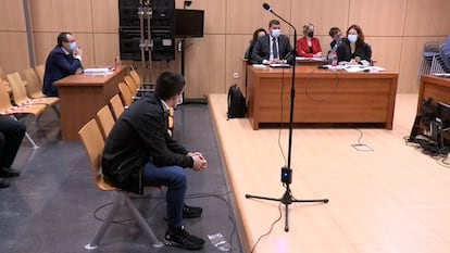 El entrenador acusado durante la primera sesión del juicio en la Audiencia de Valencia.