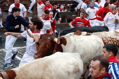 Los toros de la ganaderia salmantina de Puerto de San Lorenzo han protagonizado el primer encierro de estos Sanfermines 2018.