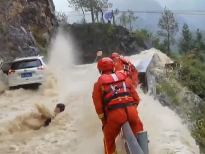 Espectacular rescate de un conductor en la carretera de un barranco en China