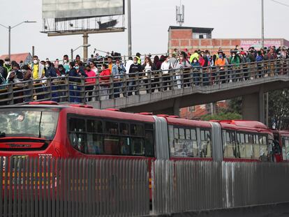 Los pasajeros se amontonan en una estación de Transmilenio en Soacha, en las afueras de Bogotá, durante la primera jornada de cuarentena general decretada por el Gobierno.