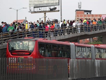 Los pasajeros se amontonan en una estación de Transmilenio en Soacha, en las afueras de Bogotá, durante la primera jornada de cuarentena general decretada por el Gobierno.