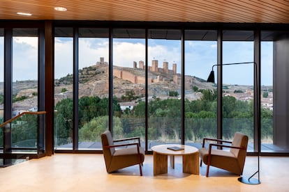 En Molina de Aragón. La cadena de Paradores de Turismo amplía su red y suma el número 98 con la reciente inauguración de este enclave en la provincia de Guadalajara. Cuenta con 24 habitaciones con vistas a la fortaleza medieval, 'spa' y un restaurante donde probar la comida local. Su estilo vanguardista combina historia y modernidad, y se integra en el paisaje gracias a los materiales utilizados. En la imagen, vista del castillo de Molina desde el nuevo parador.