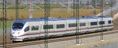 Un tren de la línea del AVE Barcelona-Girona-Figueres circula ante esta ciudad gerundense.
