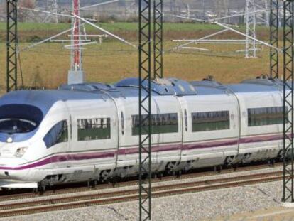 Un tren de la l&iacute;nea del AVE Barcelona-Girona-Figueres circula ante esta ciudad gerundense. 