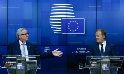 El presidente de la Comisión Europea, Jean-Claude Juncker, y el presidente del Consejo Europeo, Donald Tusk, durante la conferencia de prensa tras la cumbre en Bruselas