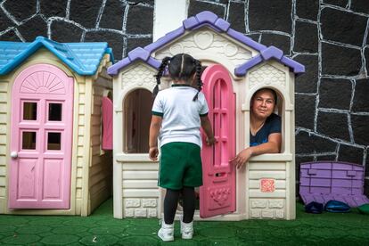 Rosa y su hija juegan en el jardín del Cendi (Centro de Desarrollo Infantil) de la prisión.